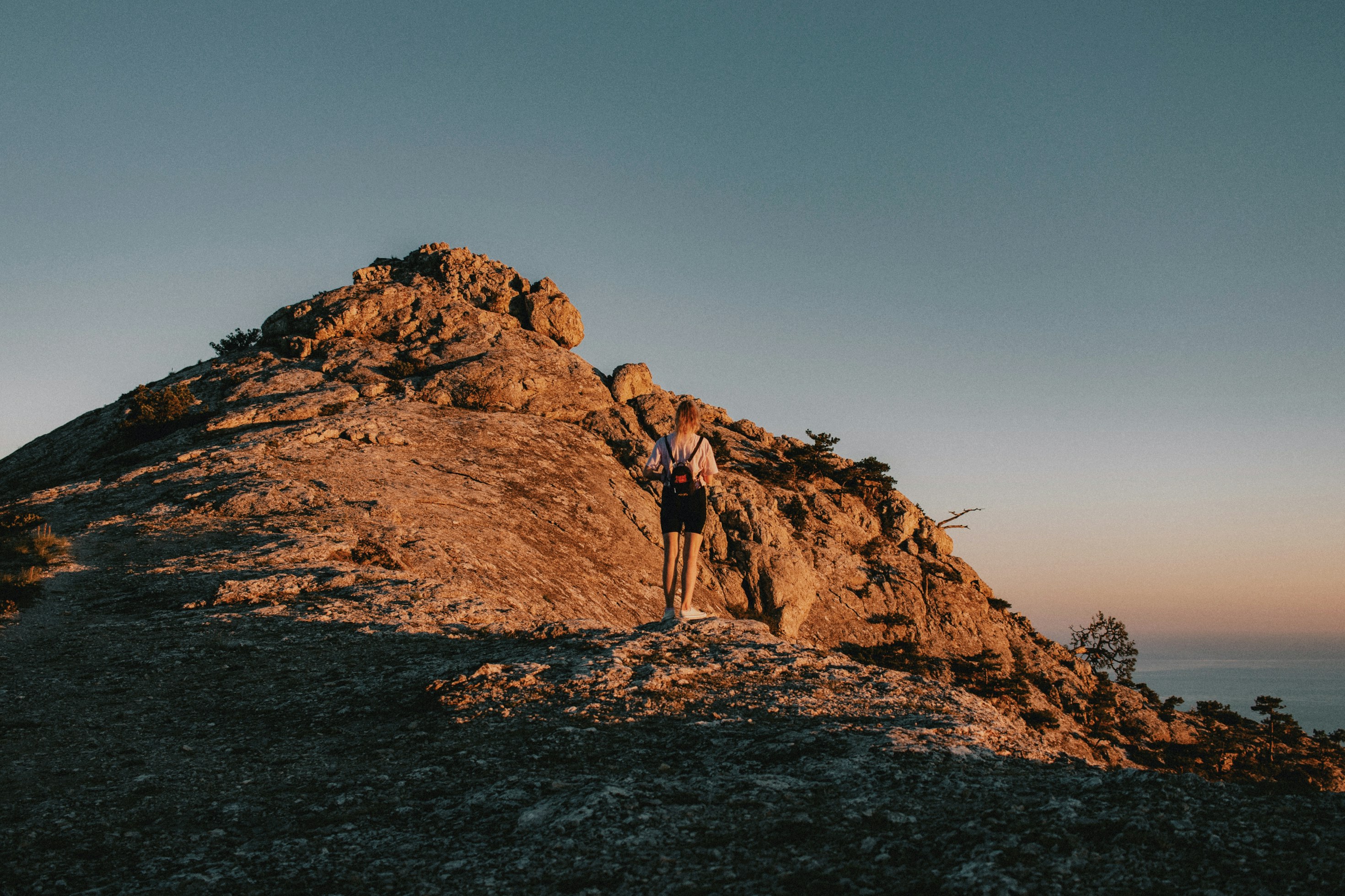 Montaña al atardecer con cielo dramático